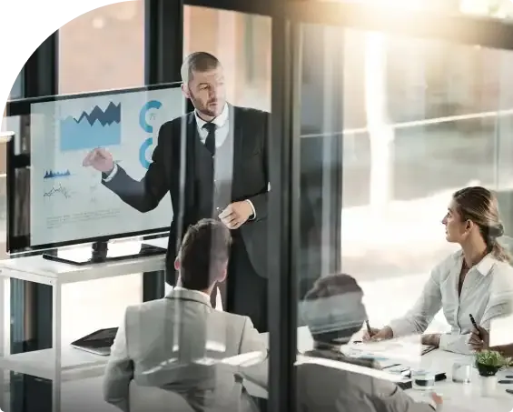 Directivo presenta gráficos de resultados a su equipo