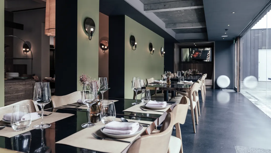 Comedor de un restaurante preparado para el servicio