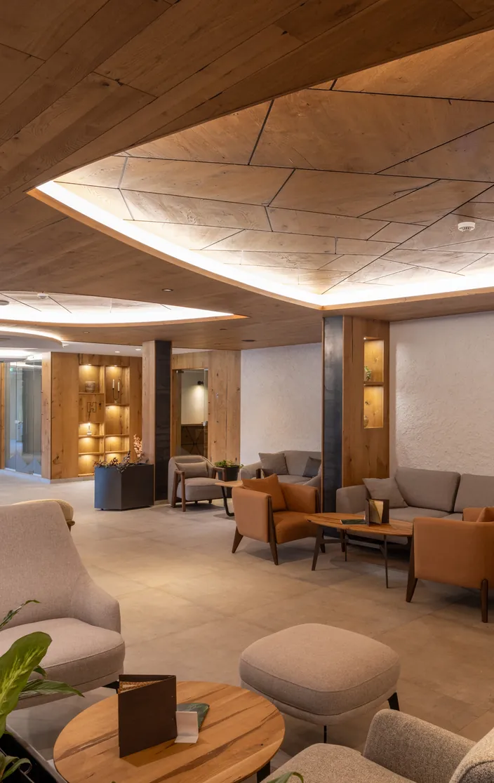Salón de un club privado con sofás y madera cálida
