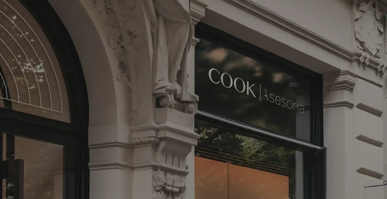 Fachada clásica de un edificio con el rótulo de COOK Asesoría