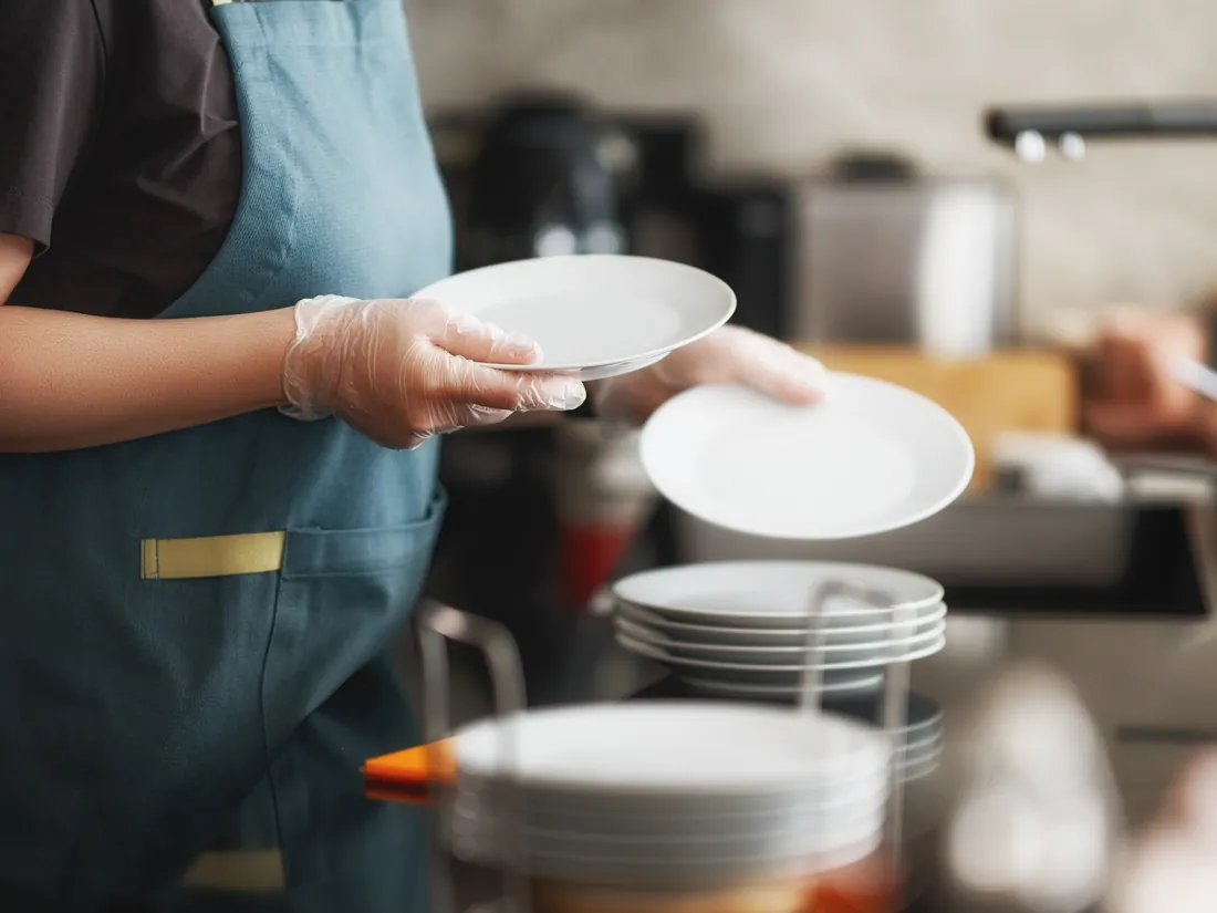 Cocinera prepara platos en la cocina de un restaurante