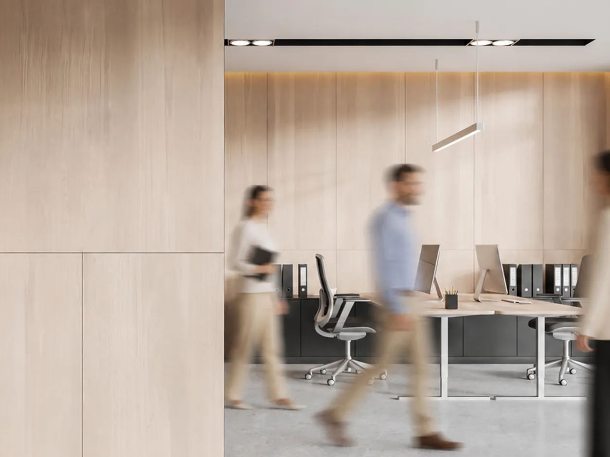 Puestos de trabajo en una oficina diáfana con mobiliario contemporáneo