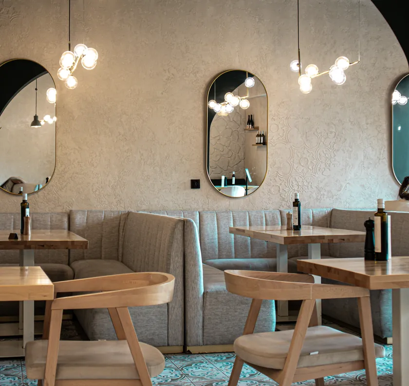 Comedor de un restaurante con espejos ovalados